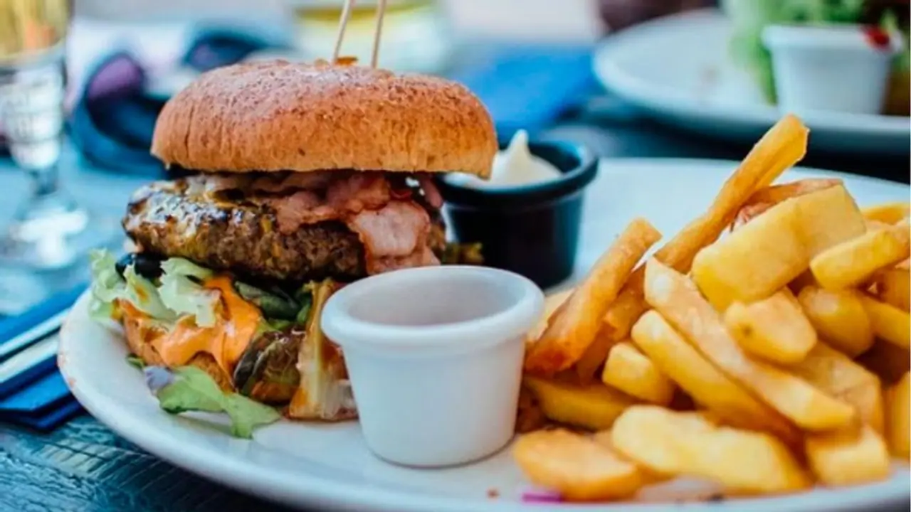 സംസ്ഥാനത്ത് നാളെ മുതൽ ഭക്ഷ്യ സുരക്ഷാ പരിശോധന കർശനം സംസ്ഥാനത്ത് നാളെ മുതൽ ഭക്ഷ്യ സുരക്ഷാ പരിശോധന കർശനം