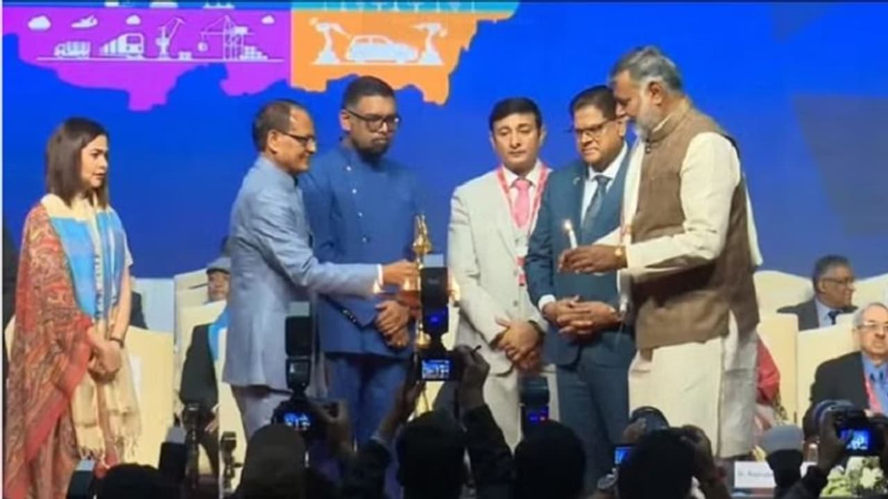 इंदौर में ग्लोबल इन्वेस्टर्स समिट की शुरुआत, देश विदेश के टॉप बिजनेसमैन शामिल, एमपी में बड़े निवेश की उम्मीदें इंदौर में ग्लोबल इन्वेस्टर्स समिट की शुरुआत, देश विदेश के टॉप बिजनेसमैन शामिल, एमपी में बड़े निवेश की उम्मीदें