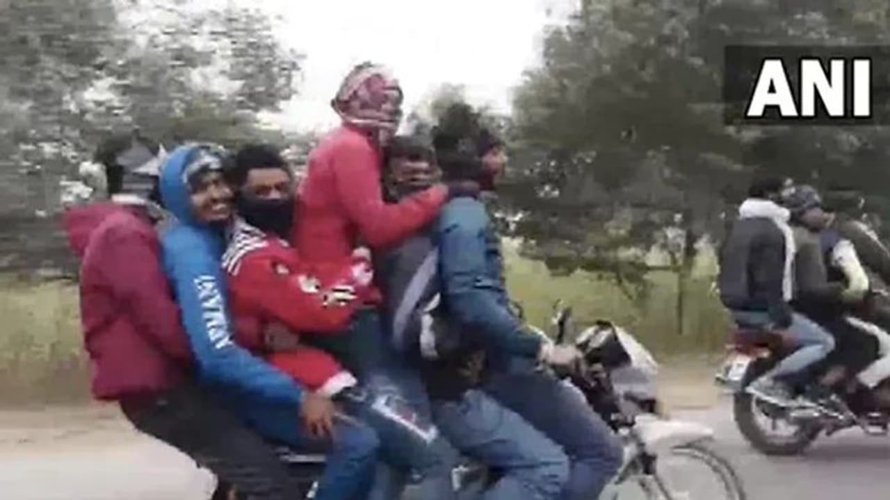 മൂന്ന് ബൈക്കില് 14 പേര്; വീഡിയോ വൈറലായപ്പോള് 'പണി'യായി മൂന്ന് ബൈക്കില് 14 പേര്; വീഡിയോ വൈറലായപ്പോള് 'പണി'യായി