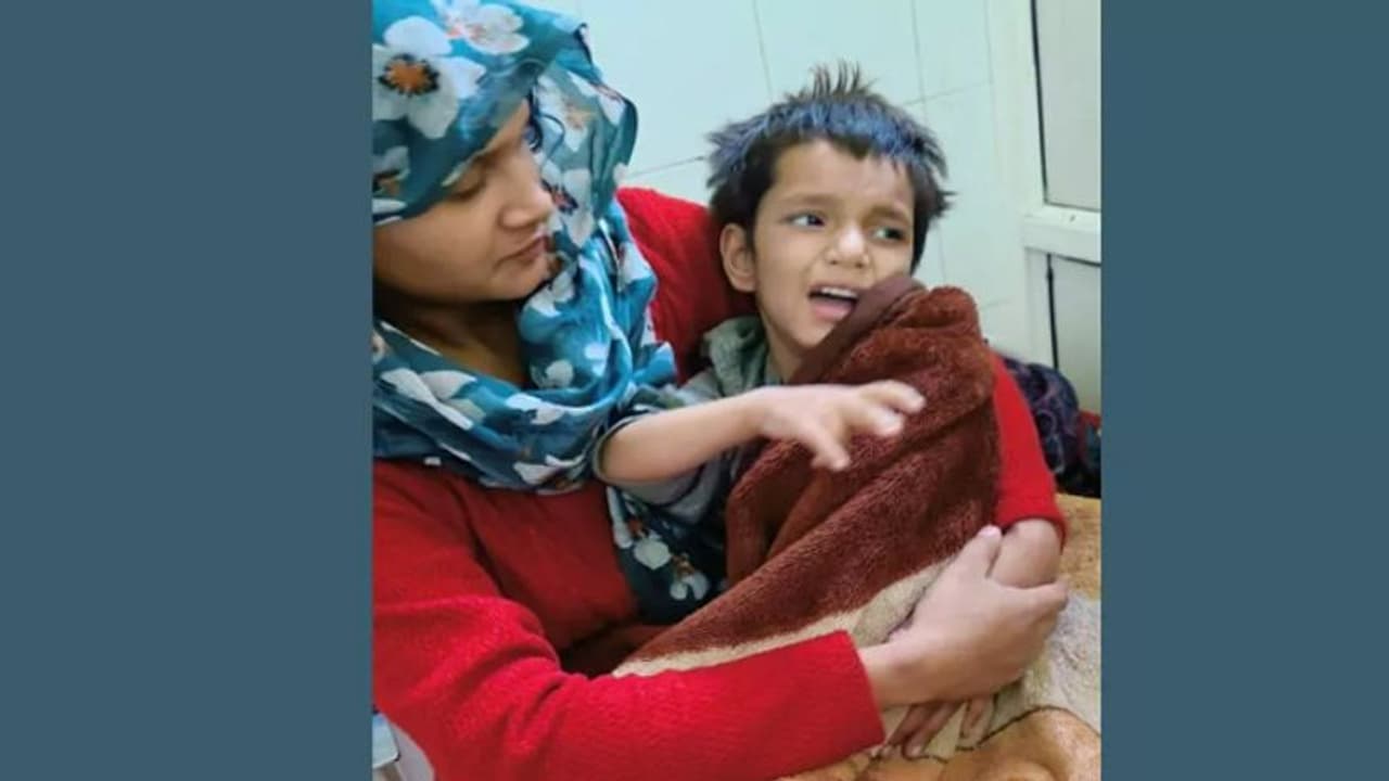 पूरी रात मां समरीन की गोद में रहा मुआविया, ENT विशेषज्ञों की टीम गठित, घंटों बाद बोरवेल से निकाला गया था बाहर पूरी रात मां समरीन की गोद में रहा मुआविया, ENT विशेषज्ञों की टीम गठित, घंटों बाद बोरवेल से निकाला गया था बाहर