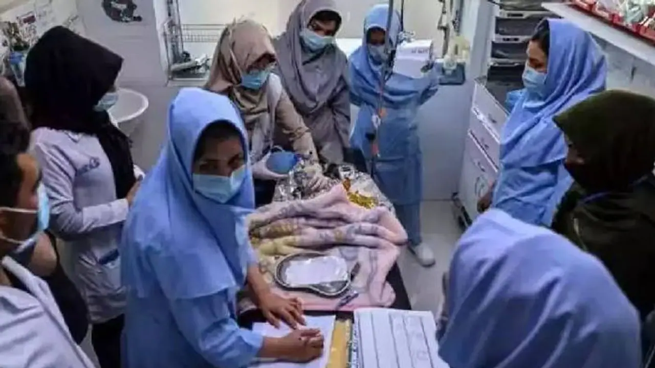 സ്ത്രീകളെ പുരുഷ ഡോക്ടർമാർ ചികിത്സിക്കരുത് പുതിയ നിർദ്ദേശവുമായി താലിബാൻ സ്ത്രീകളെ പുരുഷ ഡോക്ടർമാർ ചികിത്സിക്കരുത് പുതിയ നിർദ്ദേശവുമായി താലിബാൻ