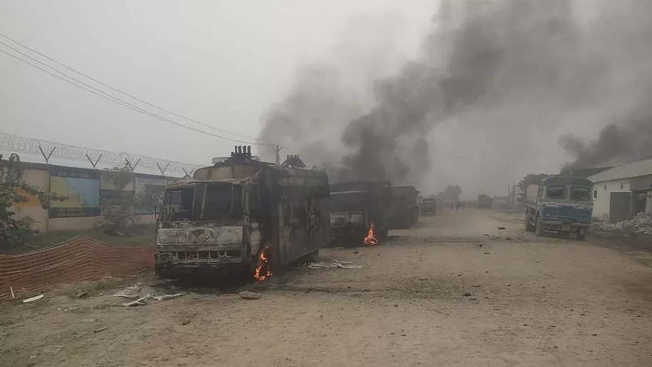 ബക്സറിൽ കർഷക പ്രതിഷേധം അക്രമാസക്തമായി; പൊലീസ് വാൻ കത്തിച്ചു, സർക്കാർ വാഹനങ്ങൾ തകർത്തു ബക്സറിൽ കർഷക പ്രതിഷേധം അക്രമാസക്തമായി; പൊലീസ് വാൻ കത്തിച്ചു, സർക്കാർ വാഹനങ്ങൾ തകർത്തു