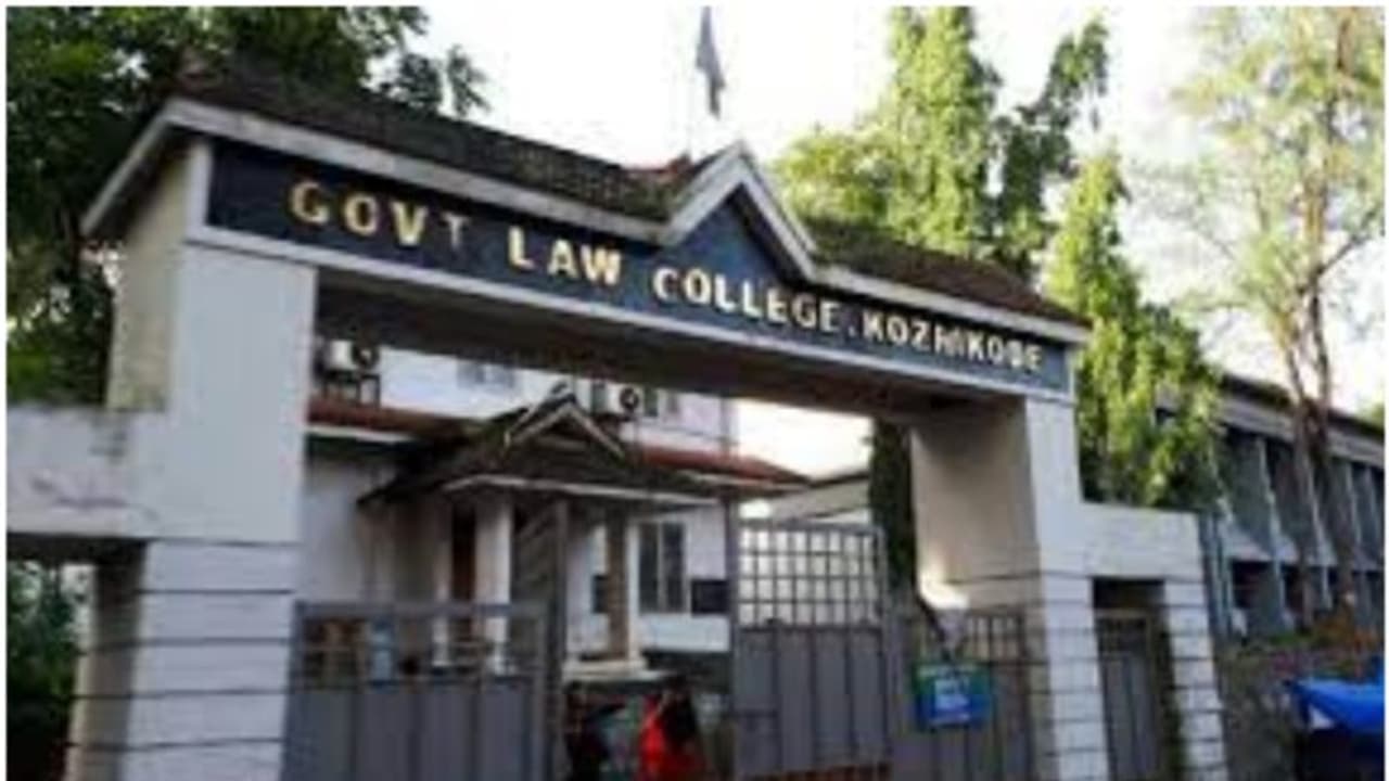 കോഴിക്കോട് ഗവണ്‍മെന്‍റ് ലോ കോളേജിൽ കെ എസ് യു എസ് എഫ് ഐ സംഘർഷം