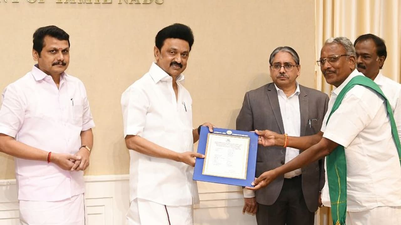 இலவச மின் இணைப்பு: 50,000வது இணைப்பை விவசாயிக்கு நேரில் வழங்கிய முதல்வர்