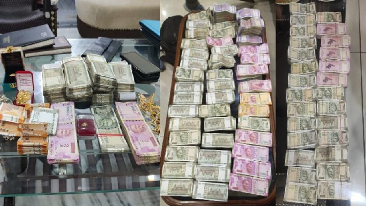 CBI ने FCI के DGM राजीव मिश्रा को गिरफ्तार किया, 50 से अधिक ठिकानों पर छापेमारी, 60 लाख बरामद CBI ने FCI के DGM राजीव मिश्रा को गिरफ्तार किया, 50 से अधिक ठिकानों पर छापेमारी, 60 लाख बरामद