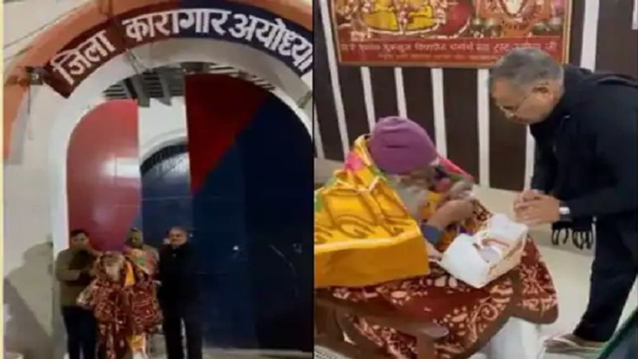 भावुक वीडियो: जेल से रिहा होने पर 98 साल के बुजुर्ग को नहीं दिखा कोई अपना, जेलर ने जीता दिल भावुक वीडियो: जेल से रिहा होने पर 98 साल के बुजुर्ग को नहीं दिखा कोई अपना, जेलर ने जीता दिल