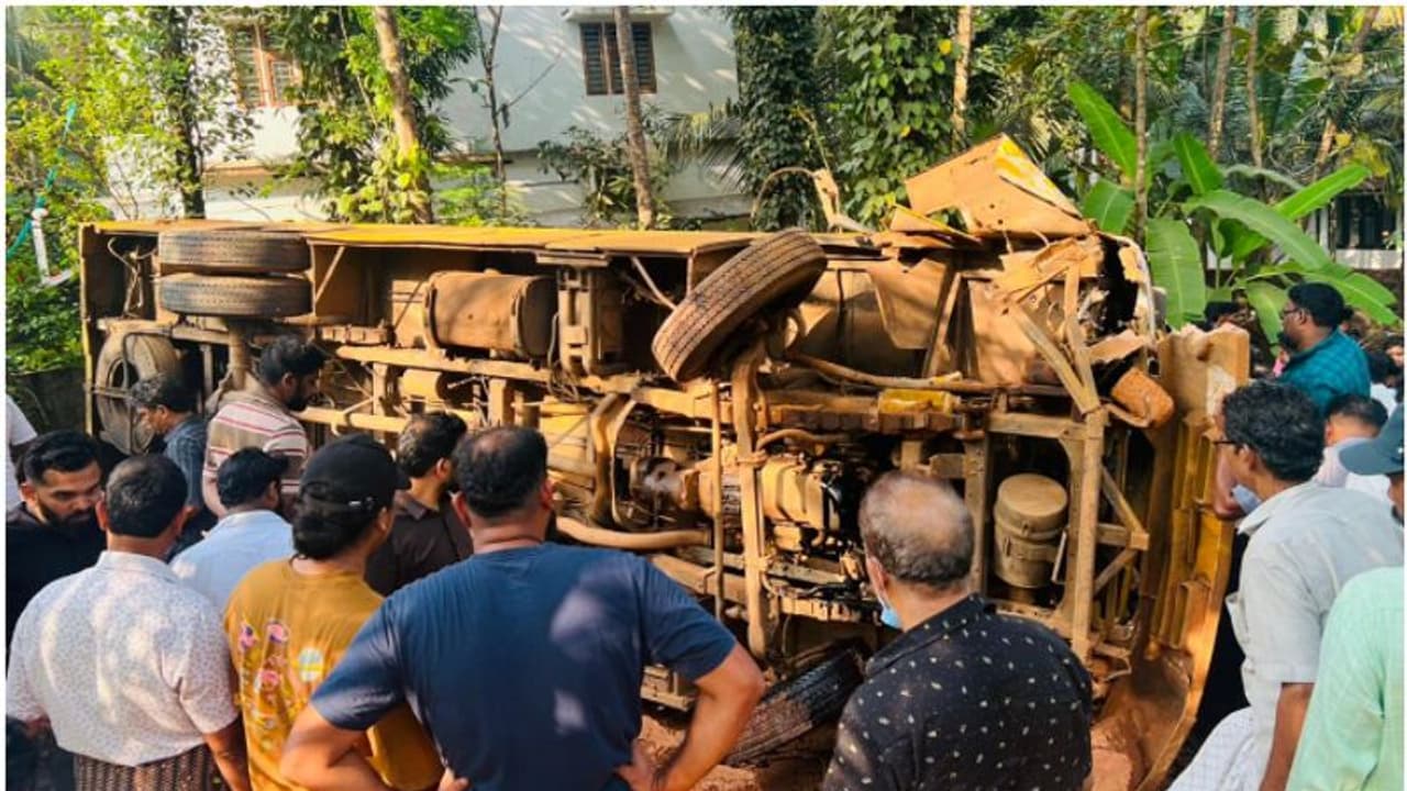 മലപ്പുറത്ത് സ്കൂൾ ബസ് വീടിന്റെ മതിൽ ഇടിച്ചുകയറി മറിഞ്ഞു; കുട്ടികളെ നാട്ടുകാർ രക്ഷപ്പെടുത്തി, ആശുപത്രിയിലാക്കി മലപ്പുറത്ത് സ്കൂൾ ബസ് വീടിന്റെ മതിൽ ഇടിച്ചുകയറി മറിഞ്ഞു; കുട്ടികളെ നാട്ടുകാർ രക്ഷപ്പെടുത്തി, ആശുപത്രിയിലാക്കി