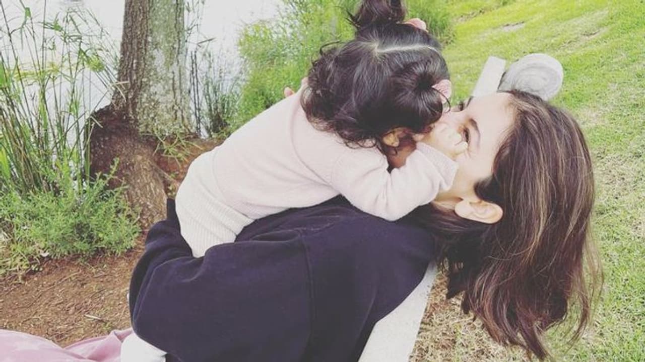 2 साल की बेटी संग अनुष्का शर्मा की UNSEEN PHOTO वायरल, 3 घंटे में 19 लाख से ज्यादा लाइक 2 साल की बेटी संग अनुष्का शर्मा की UNSEEN PHOTO वायरल, 3 घंटे में 19 लाख से ज्यादा लाइक