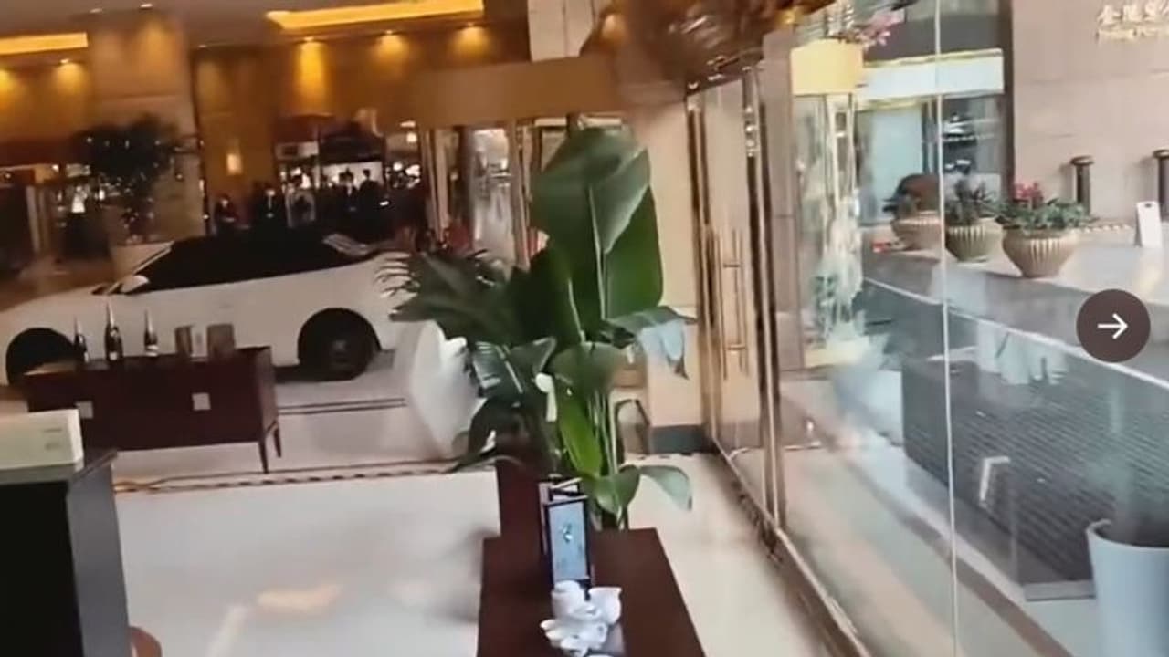 ಸಿಬ್ಬಂದಿ ಮೇಲೆ ಸಿಟ್ಟಿಗೆದ್ದು ಹೊಟೇಲ್‌ಗೆ ಕಾರು ನುಗ್ಗಿಸಿದ ಅತಿಥಿ: ವಿಡಿಯೋ 