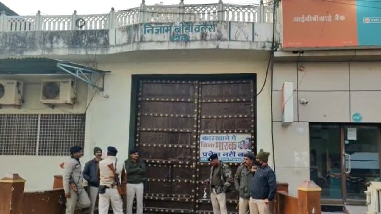 150 करोड़ के बंगले के मालिक के घर छापेमारी, कुछ दिन पहले ही आयकर ने टैक्स चोरी नहीं करने पर दिया था अवॉर्ड 150 करोड़ के बंगले के मालिक के घर छापेमारी, कुछ दिन पहले ही आयकर ने टैक्स चोरी नहीं करने पर दिया था अवॉर्ड