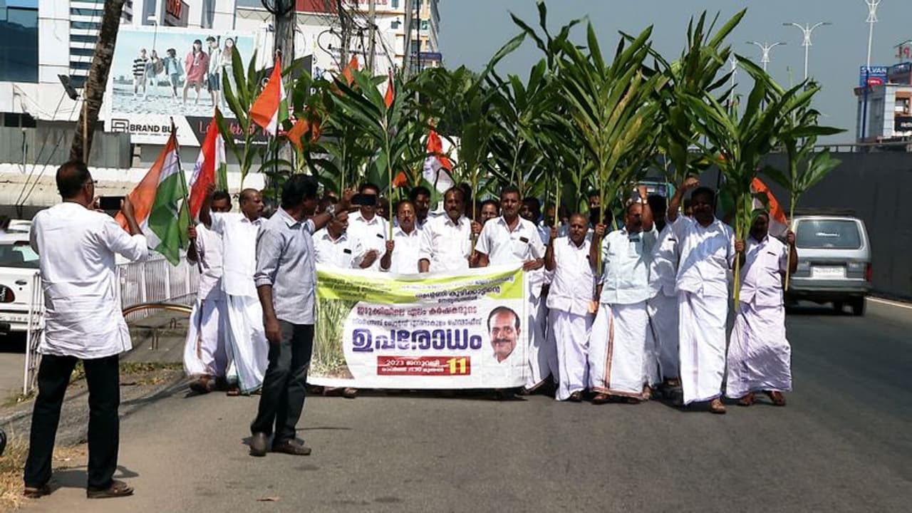 ഏലക്ക വില ഇടിഞ്ഞു, കർഷകർ പ്രതിസന്ധിയിൽ; കൊച്ചിയിൽ സ്പൈസസ് ബോർഡ് ഓഫീസ് ഉപരോധിച്ചു ഏലക്ക വില ഇടിഞ്ഞു, കർഷകർ പ്രതിസന്ധിയിൽ; കൊച്ചിയിൽ സ്പൈസസ് ബോർഡ് ഓഫീസ് ഉപരോധിച്ചു