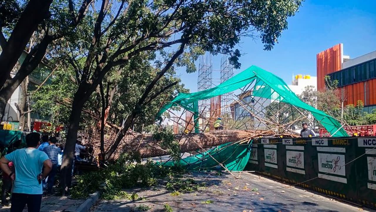 ബെംഗളൂരു മെട്രോ തൂൺ തകർന്ന സംഭവം: സ്വമേധയാ കേസെടുത്ത് ഹൈക്കോടതി, സർക്കാരിന് നോട്ടീസ്