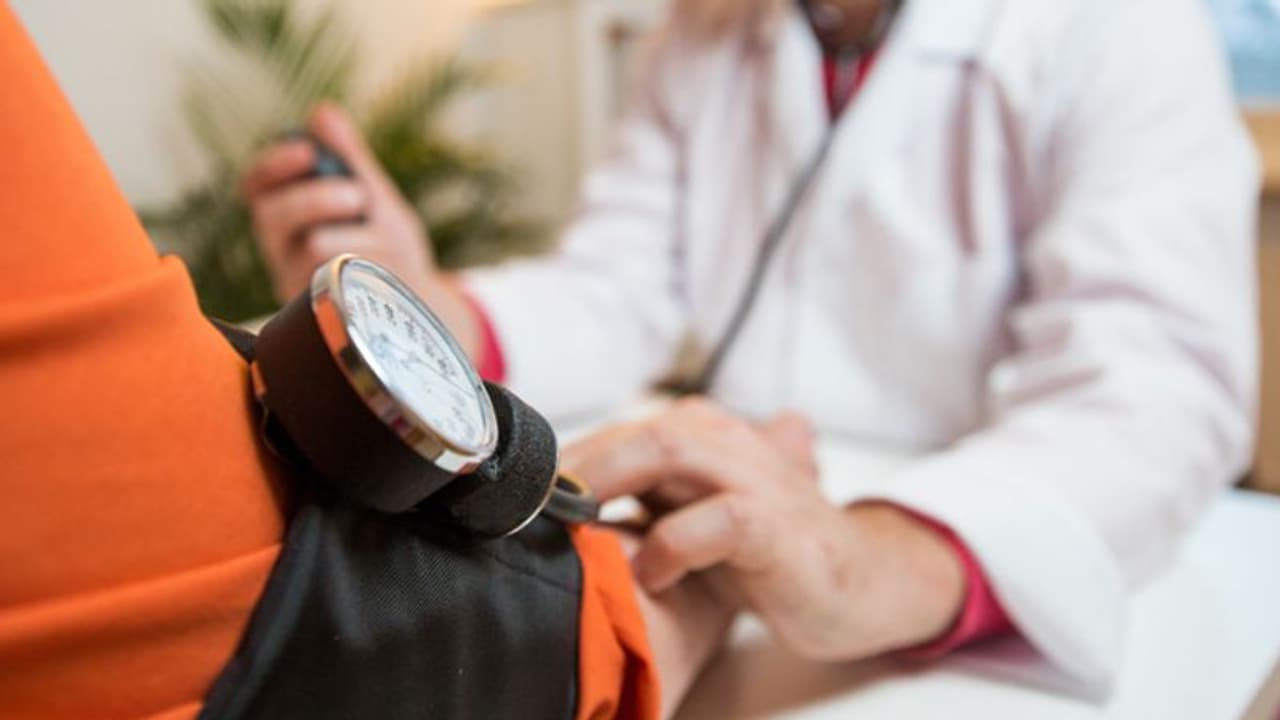 രക്തസമ്മർദ്ദം കുറയുന്നത് പരിഹരിക്കാം ; ഇതാ ചില പ്രകൃതിദത്ത മാർ​ഗങ്ങൾ 