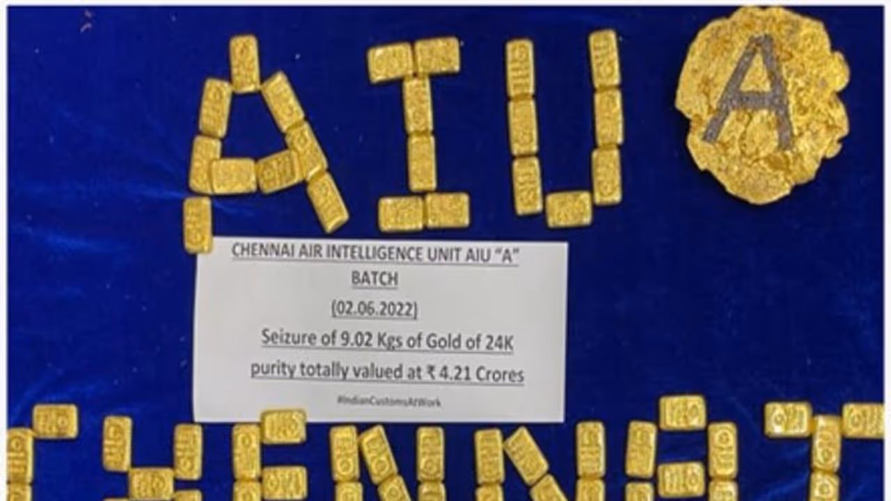 சென்னை விமான நிலையத்தில் கிலோ கணக்கில் தங்கம் கடத்தல்: 3 பெண்கள் கைது சென்னை விமான நிலையத்தில் கிலோ கணக்கில் தங்கம் கடத்தல்: 3 பெண்கள் கைது