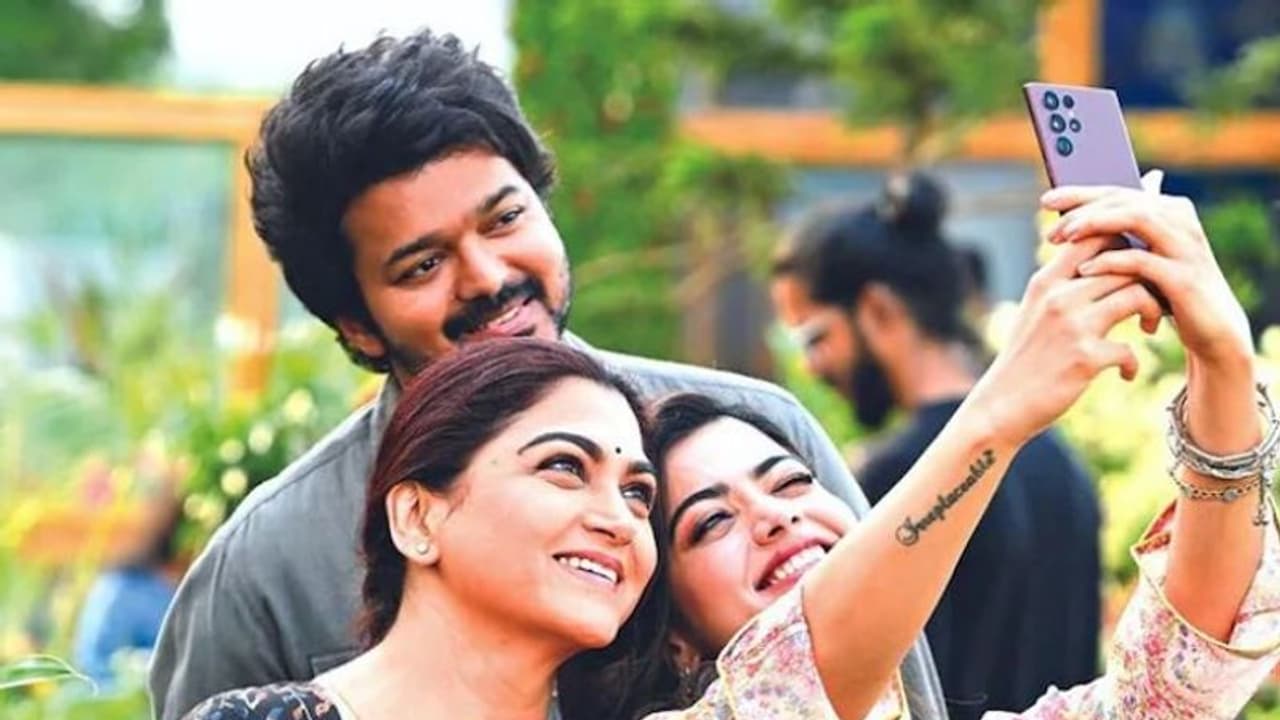 വാരിസില് ഖുശ്ബു എവിടെ?; വിജയ് പുകഴ്ത്തി പറഞ്ഞിട്ടും വെട്ടി മാറ്റി.! വാരിസില് ഖുശ്ബു എവിടെ?; വിജയ് പുകഴ്ത്തി പറഞ്ഞിട്ടും വെട്ടി മാറ്റി.!