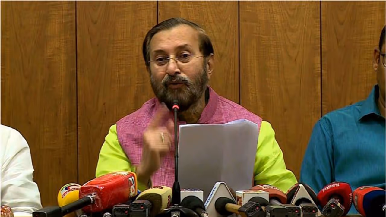 കേന്ദ്രസര്‍ക്കാര്‍ അവഗണിക്കുന്നുവെന്ന കേരളത്തിന്‍റെ ആക്ഷേപം വാസ്തവവിരുദ്ധം, കണക്ക് നിരത്തി പ്രകാശ് ജാവദേക്കര്‍