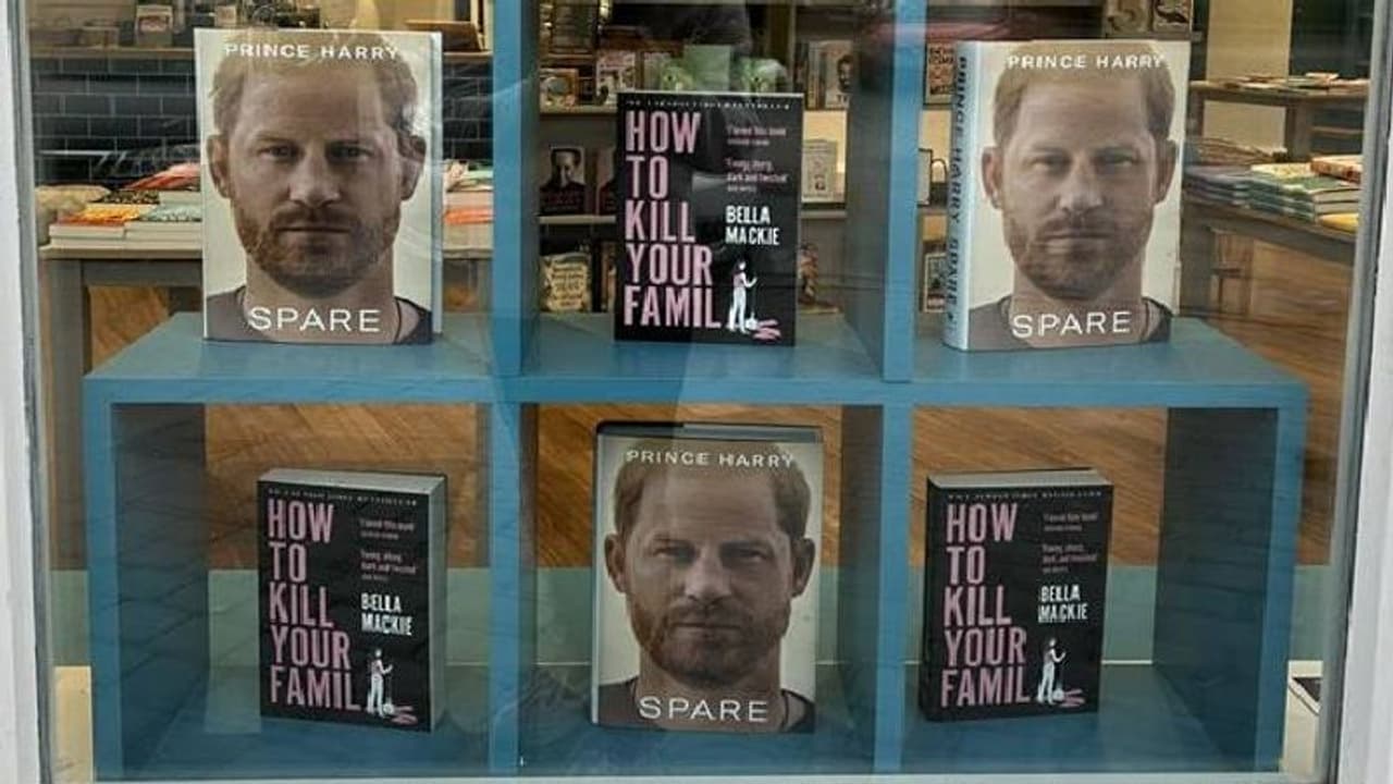 'നിങ്ങളുടെ കുടുംബത്തെ എങ്ങനെ കൊല്ലാം?' തൊട്ടടുത്ത് ഹാരിയുടെ ആത്മകഥ; വൈറലായി ബുക്ക് ഷോപ്പിൽ നിന്നുള്ള ചിത്രം 'നിങ്ങളുടെ കുടുംബത്തെ എങ്ങനെ കൊല്ലാം?' തൊട്ടടുത്ത് ഹാരിയുടെ ആത്മകഥ; വൈറലായി ബുക്ക് ഷോപ്പിൽ നിന്നുള്ള ചിത്രം