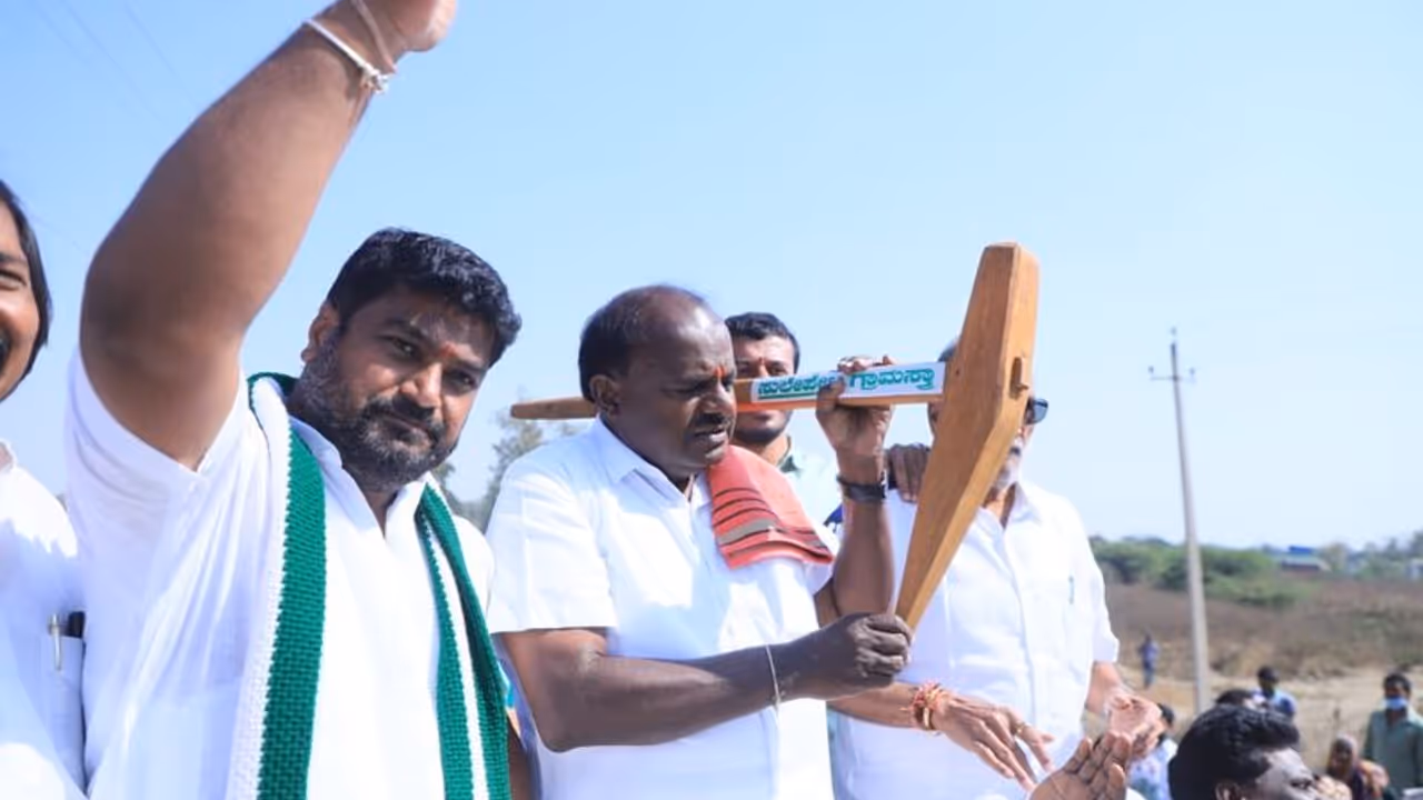 ರೈತರು ಯಾವುದೇ ಕಾರಣಕ್ಕೆ ಆತ್ಮಹತ್ಯೆ ಮಾಡಿಕೊಳ್ಳಬಾರದು; ನಿಮ್ಮೊಂದಿಗೆ ನಾನಿದ್ದೇನೆ: ಹೆಚ್ಡಿಕೆ ರೈತರು ಯಾವುದೇ ಕಾರಣಕ್ಕೆ ಆತ್ಮಹತ್ಯೆ ಮಾಡಿಕೊಳ್ಳಬಾರದು; ನಿಮ್ಮೊಂದಿಗೆ ನಾನಿದ್ದೇನೆ: ಹೆಚ್ಡಿಕೆ