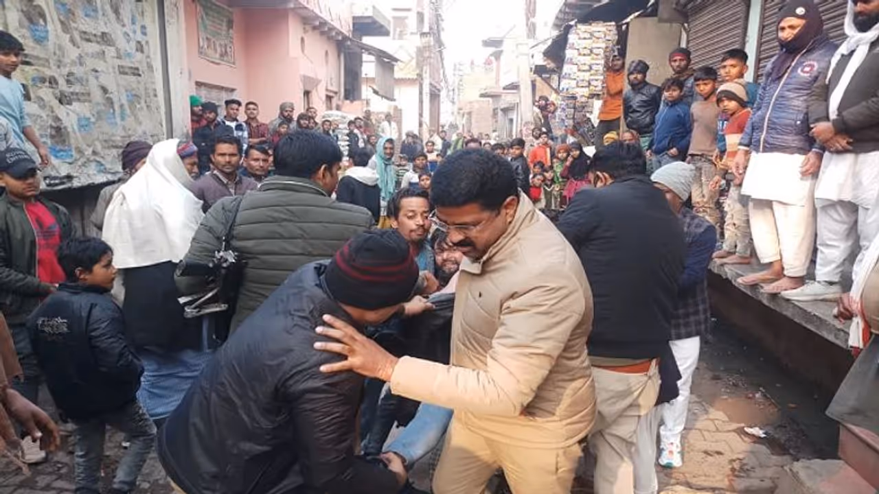 मथुरा में वाहन चोर को पकड़ने गई पुलिस पर हुआ पथराव, सिपाही हुआ घायल मथुरा में वाहन चोर को पकड़ने गई पुलिस पर हुआ पथराव, सिपाही हुआ घायल