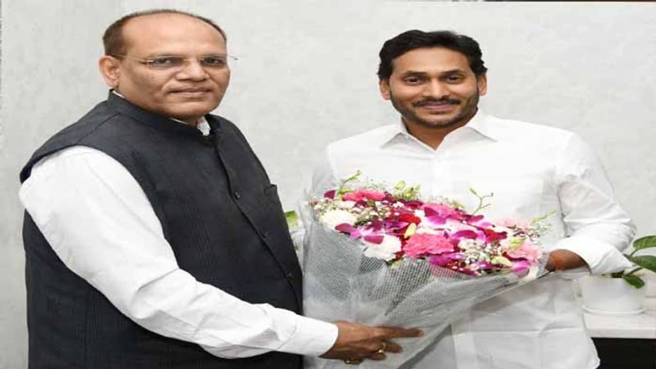 ఏపీ సీఎం జగన్, సీఎస్ జవహర్ రెడ్డితో సీనియర్ ఐఎఎస్ అధికారి సోమేష్ కుమార్ భేటీ ఏపీ సీఎం జగన్, సీఎస్ జవహర్ రెడ్డితో సీనియర్ ఐఎఎస్ అధికారి సోమేష్ కుమార్ భేటీ