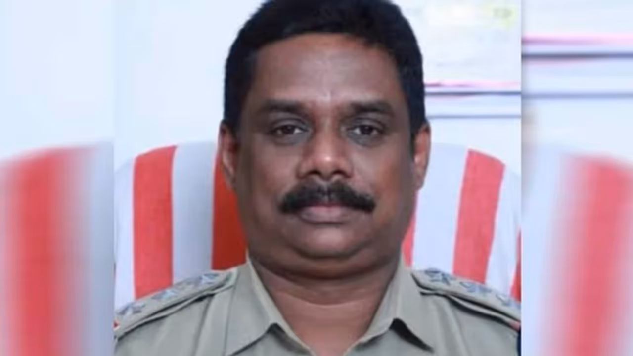 പി.ആർ.സുനുവിന് ശേഷം ജയസനിൽ? കേരള പൊലീസിലെ പിരിച്ചു വിടൽ നടപടികൾ തുടരുന്നു പി.ആർ.സുനുവിന് ശേഷം ജയസനിൽ? കേരള പൊലീസിലെ പിരിച്ചു വിടൽ നടപടികൾ തുടരുന്നു