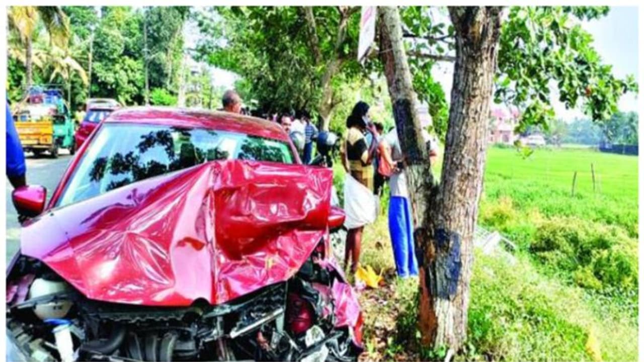 കാർ പിന്നിൽ ഇടിച്ച് മിനി ടെമ്പോ വെള്ളക്കെട്ടിൽ വീണു; ഡ്രൈവറും സഹായിയും രക്ഷപ്പെട്ടത് തലനാരിഴക്ക് കാർ പിന്നിൽ ഇടിച്ച് മിനി ടെമ്പോ വെള്ളക്കെട്ടിൽ വീണു; ഡ്രൈവറും സഹായിയും രക്ഷപ്പെട്ടത് തലനാരിഴക്ക്