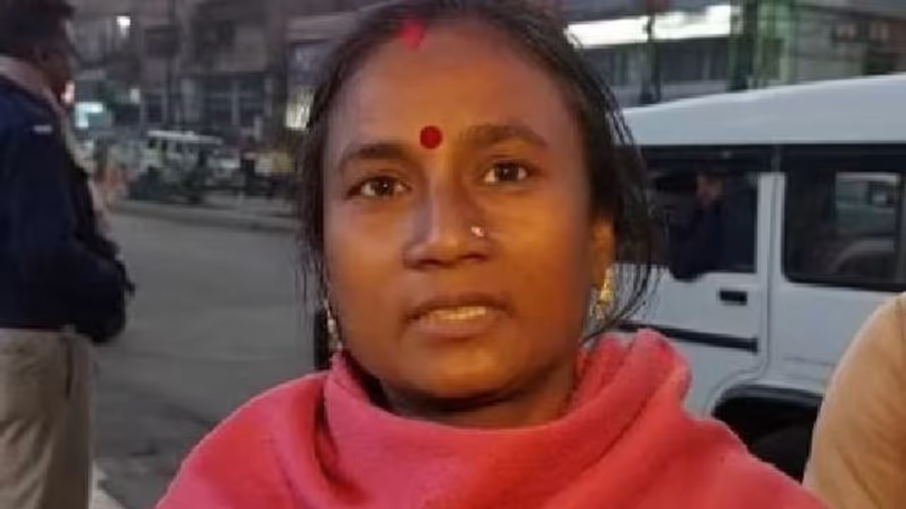 വീട്ടുജോലിക്കാരിയായ യുവതിക്ക് ഒരുകോടി രൂപ ലോട്ടറി അടിച്ചു; പേടിച്ചുവിറച്ച യുവതി പൊലീസിൽ അഭയം തേടി വീട്ടുജോലിക്കാരിയായ യുവതിക്ക് ഒരുകോടി രൂപ ലോട്ടറി അടിച്ചു; പേടിച്ചുവിറച്ച യുവതി പൊലീസിൽ അഭയം തേടി