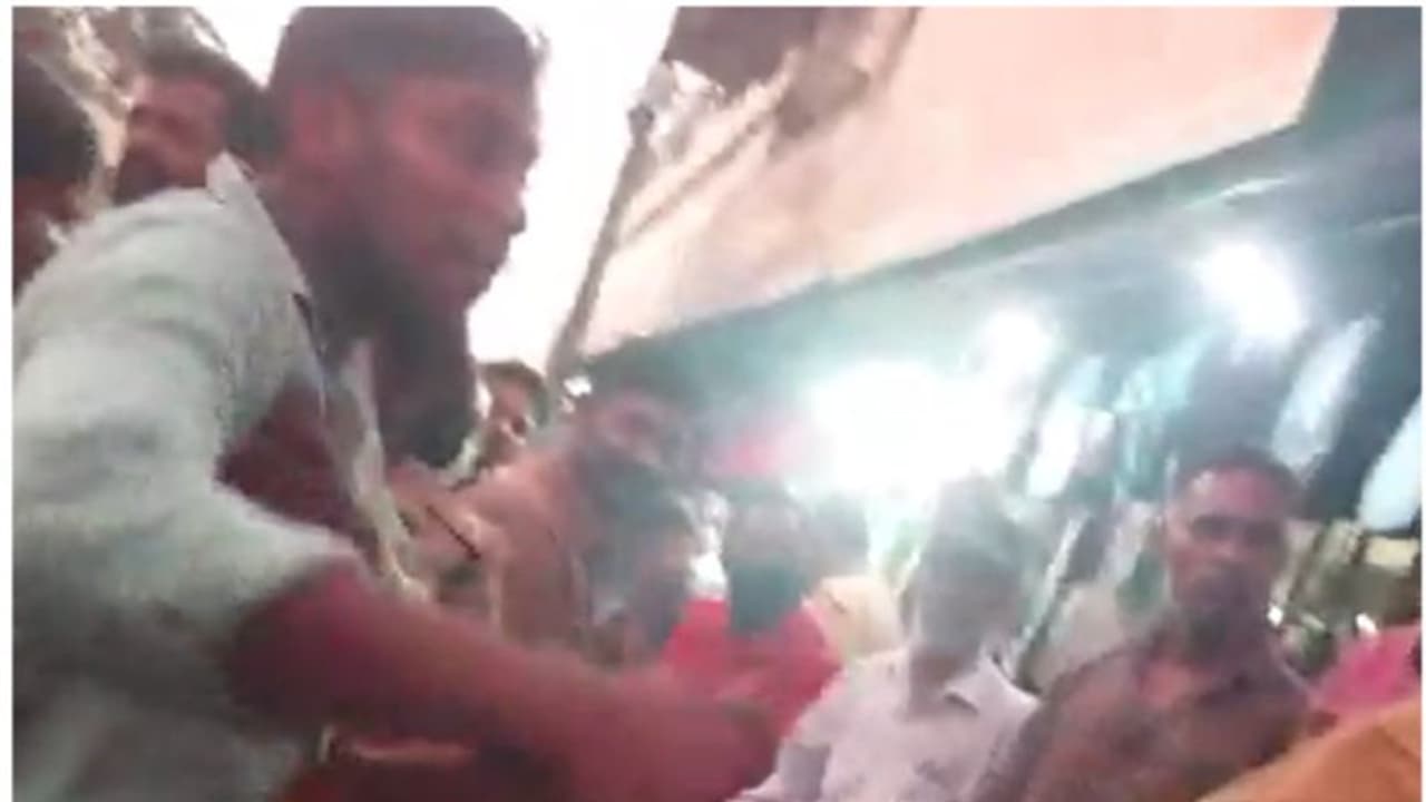 ഭക്ഷണം കഴിച്ച് കൊണ്ടിരിക്കെ ഭക്ഷണത്തിലേക്ക് നോക്കിയെന്ന് ആരോപണം; പിന്നെ നടന്നത് കൂട്ടത്തല്ല് ! ഭക്ഷണം കഴിച്ച് കൊണ്ടിരിക്കെ ഭക്ഷണത്തിലേക്ക് നോക്കിയെന്ന് ആരോപണം; പിന്നെ നടന്നത് കൂട്ടത്തല്ല് !