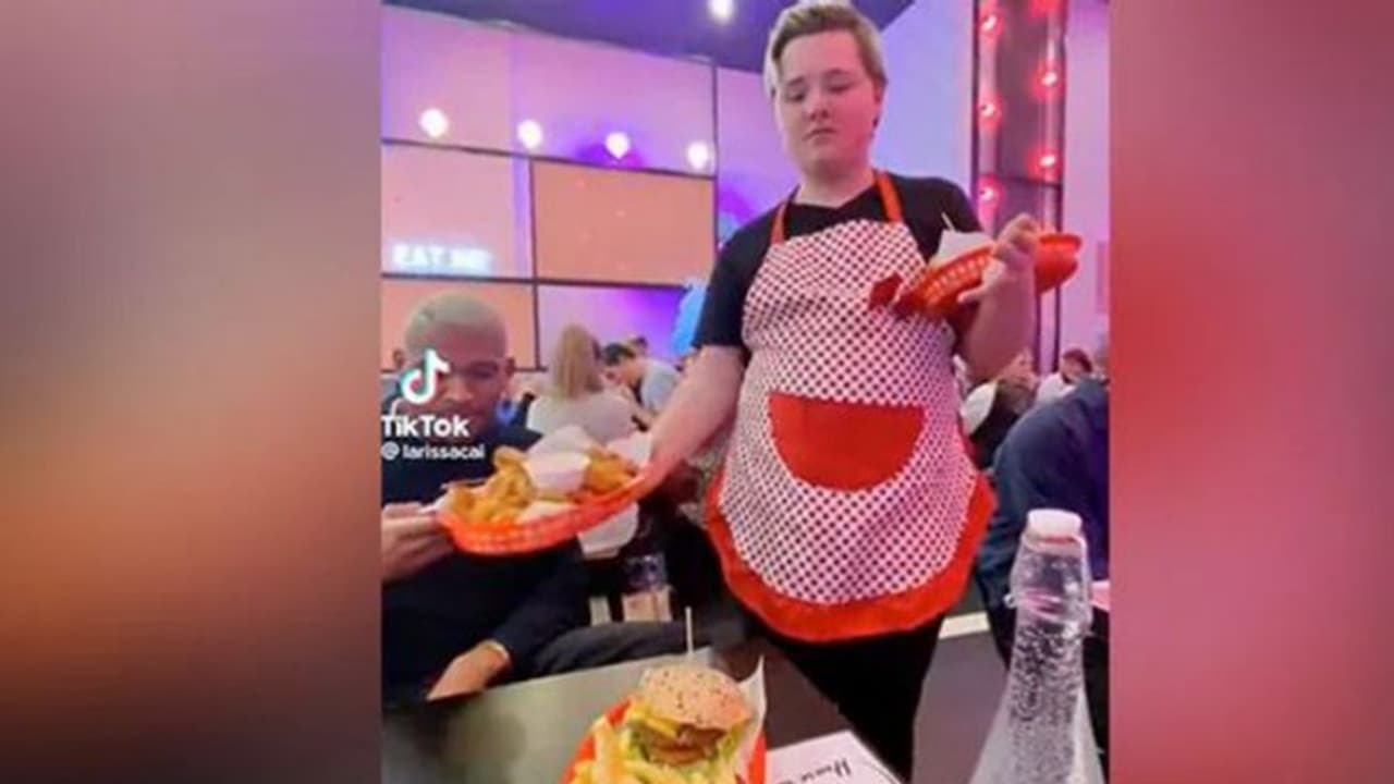 വിളമ്പിയ ഭക്ഷണത്തിൽ കൈയ്യിട്ട് വനിതാ സപ്ലെയർ; വീഡിയോ വൈറല് വിളമ്പിയ ഭക്ഷണത്തിൽ കൈയ്യിട്ട് വനിതാ സപ്ലെയർ; വീഡിയോ വൈറല്