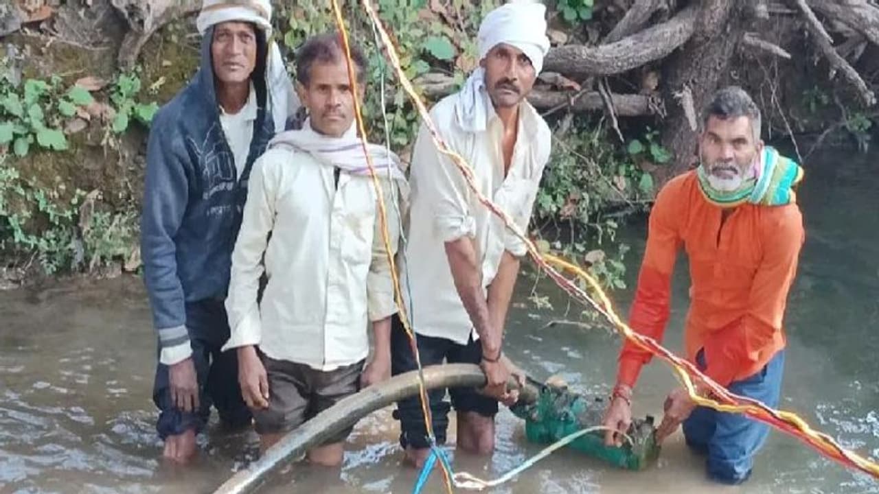 ऐसा चमत्कार पहले कभी नहीं देखा होगा! बिना बिजली चल रहा मोटर पंप, 1000 फीट तक पहुंच रहा पानी ऐसा चमत्कार पहले कभी नहीं देखा होगा! बिना बिजली चल रहा मोटर पंप, 1000 फीट तक पहुंच रहा पानी