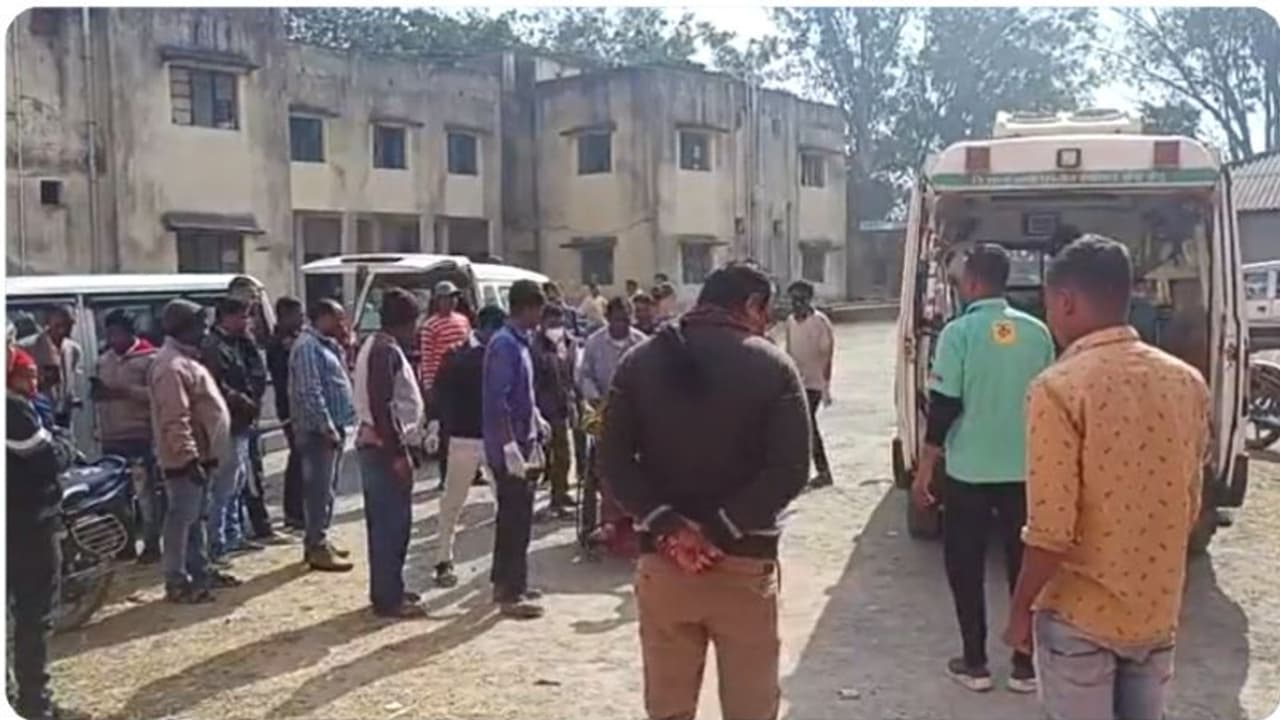भीषण सड़क हादसाः झारखंड में मजदूरों से सवार वैन पलटी, एक्सीडेंट के बाद मची चीख पुकार, कई लोगों की गई जान भीषण सड़क हादसाः झारखंड में मजदूरों से सवार वैन पलटी, एक्सीडेंट के बाद मची चीख पुकार, कई लोगों की गई जान