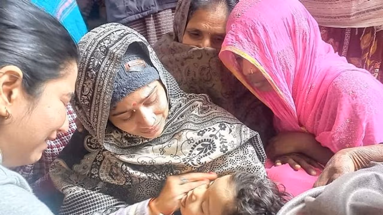 'एक बार हंस दो बेटा... बाद में फिर सो जाना' मासूम के शव को लेकर बैठी रही मां, कहा देखना अभी उठकर गले लगेगा