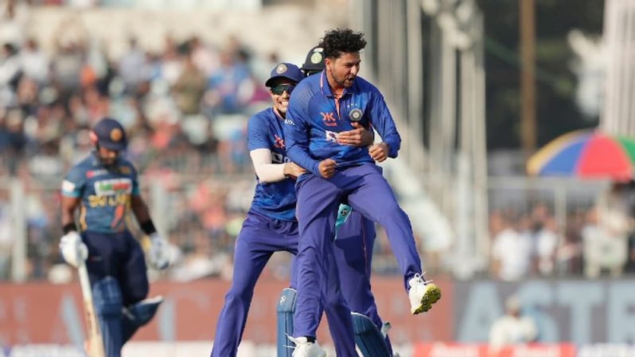 അടിച്ചു തകര്‍ത്ത് മുന്നേറിയ ലങ്കയെ എറിഞ്ഞിട്ട് ബൗളര്‍മാര്‍; കൊല്‍ക്കത്തയില്‍ ഇന്ത്യക്ക് 216 റണ്‍സ് വിജയലക്ഷ്യം