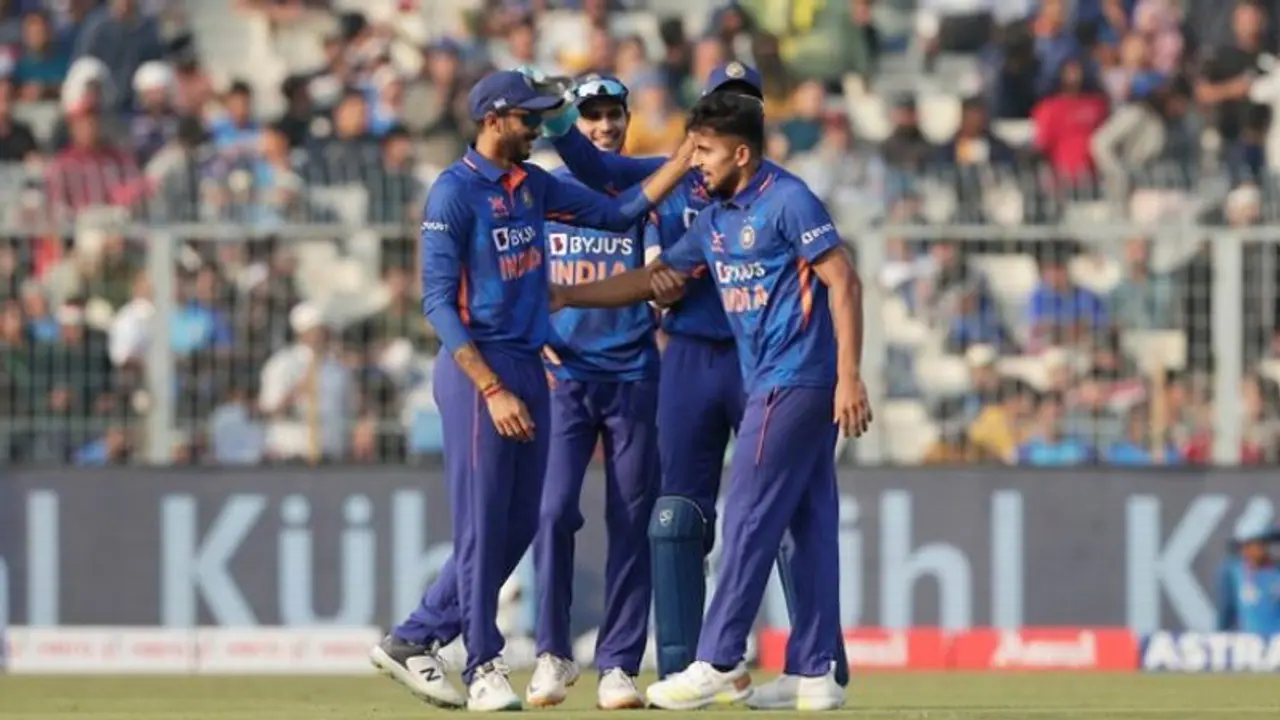 కుల్దీప్ మాయ.. సిరాజ్ కేక.. రెండో వన్డేలో భారత్ ముందు ఈజీ టార్గెట్.. కుల్దీప్ మాయ.. సిరాజ్ కేక.. రెండో వన్డేలో భారత్ ముందు ఈజీ టార్గెట్..