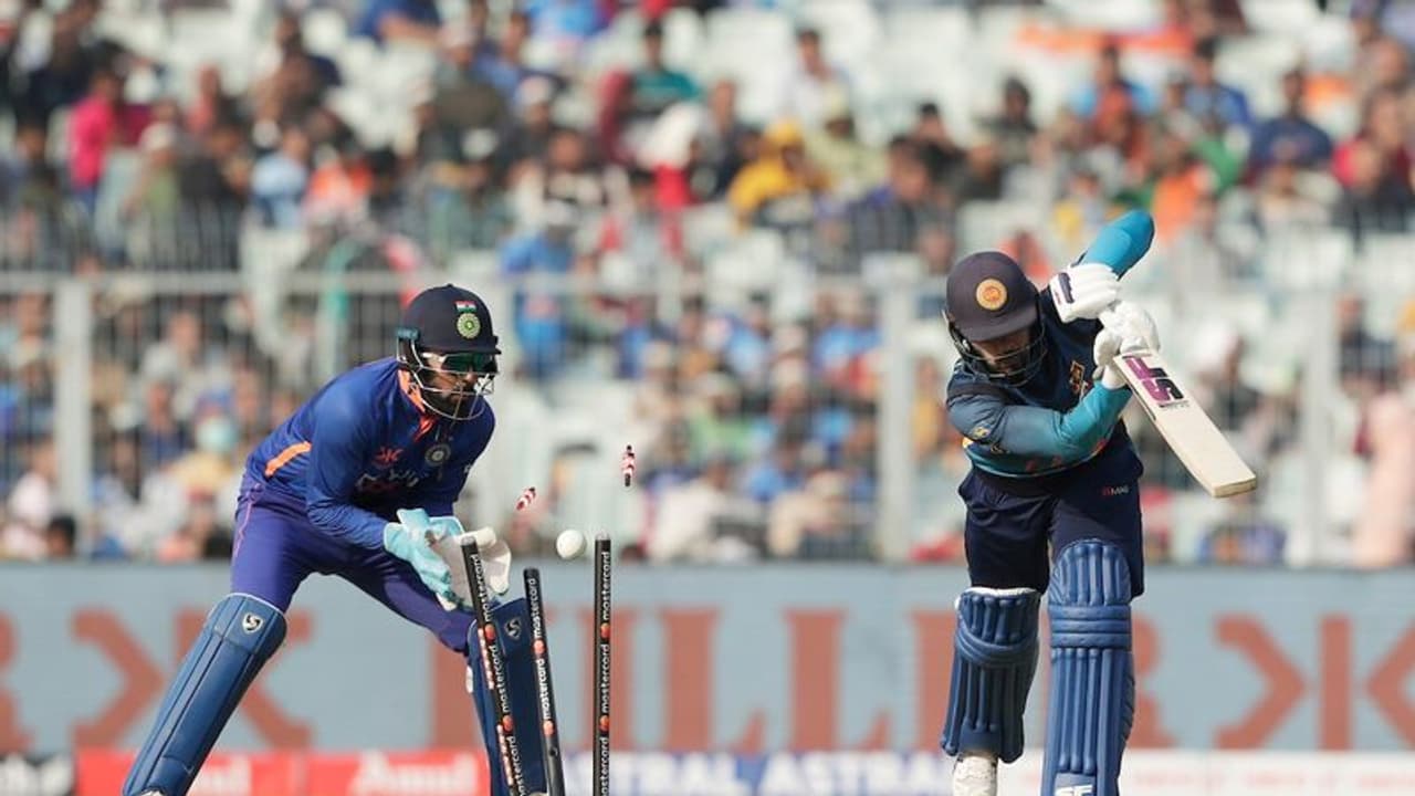 IND V/S SL 2nd ODI: कुलदीप की करिश्माई गेंदबाजी, सिराज ने विरोधियों को दिए बड़े झटके, 215 पर सिमटा श्रीलंका IND V/S SL 2nd ODI: कुलदीप की करिश्माई गेंदबाजी, सिराज ने विरोधियों को दिए बड़े झटके, 215 पर सिमटा श्रीलंका