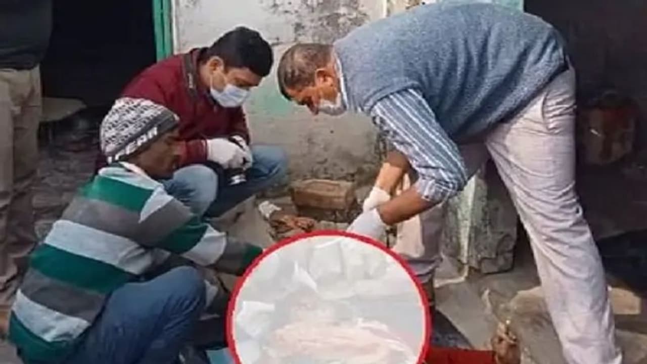 वाराणसी में ट्रिपल मर्डर: मां बेटी और बेटे के सिर पर हंसिया से वार, घर के अंदर का नजारा देख सहम गए लोग