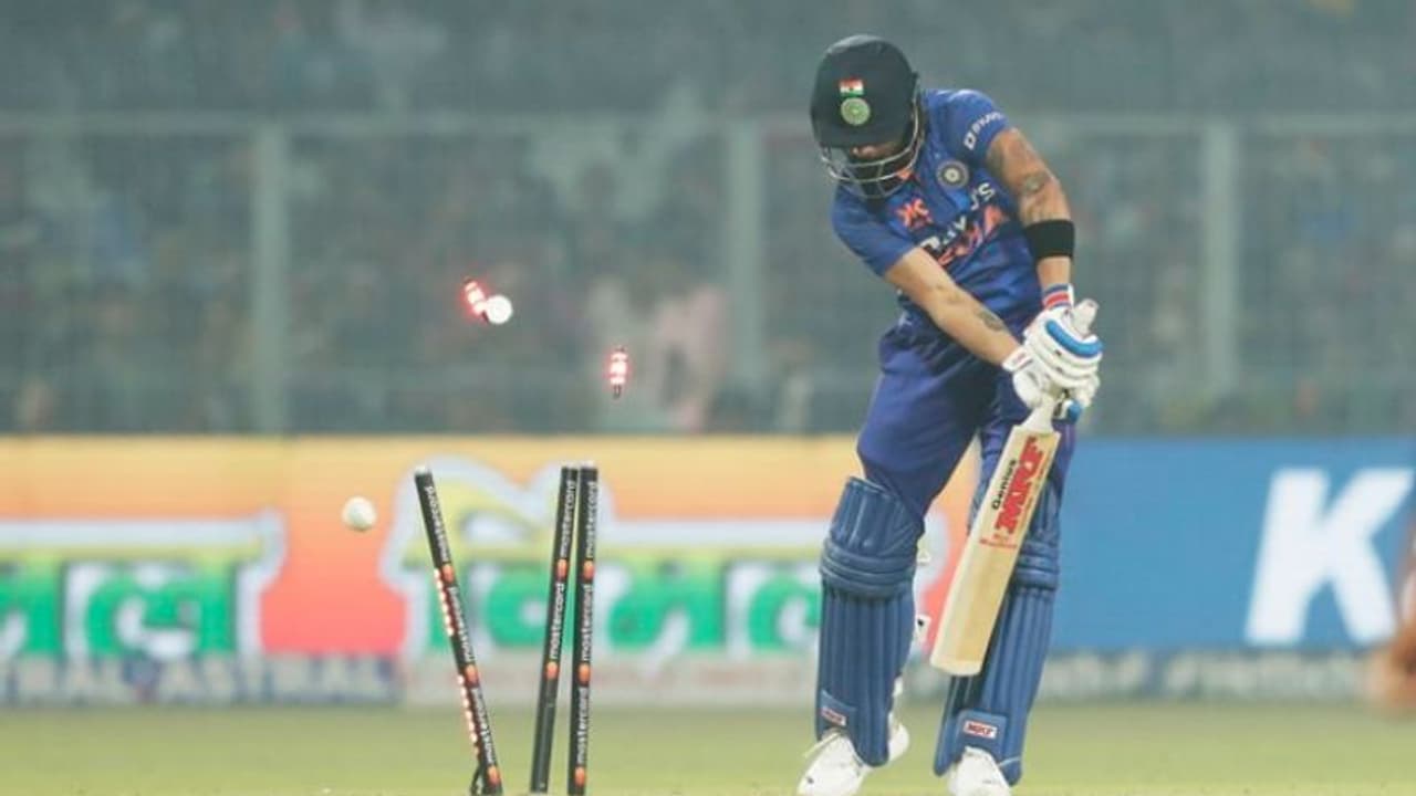 టీమిండియాకు భారీ షాక్.. రోహిత్, కోహ్లీ ఔట్.. 86 పరుగులకే 4 వికెట్లు టీమిండియాకు భారీ షాక్.. రోహిత్, కోహ్లీ ఔట్.. 86 పరుగులకే 4 వికెట్లు