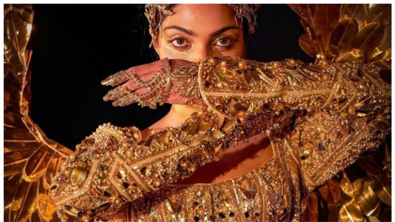 ‘విశ్వ సుందరి’ వేదికపై మెరిసిన ‘బంగారు పక్షి’ దివితా రాయ్ ‘విశ్వ సుందరి’ వేదికపై మెరిసిన ‘బంగారు పక్షి’ దివితా రాయ్