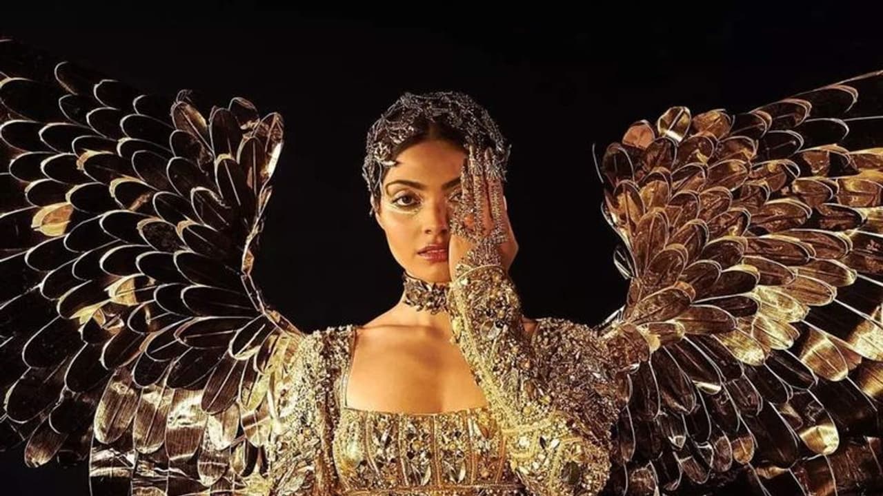 தேசிய ஆடை போட்டியில் அசத்திய இந்தியா… தங்கப்பறவை போல காட்சியளிக்கும் திவிதா ராய்!!