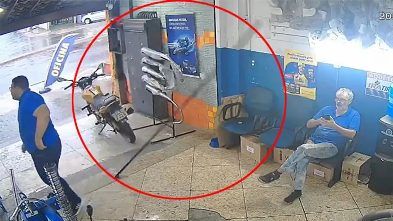 इस शख्स के साथ जो हुआ वाे देखकर लोगों ने कहा बिजली भी दोबारा उसी जगह नहीं गिरती पर यहां तो हद ही हो गई इस शख्स के साथ जो हुआ वाे देखकर लोगों ने कहा बिजली भी दोबारा उसी जगह नहीं गिरती पर यहां तो हद ही हो गई