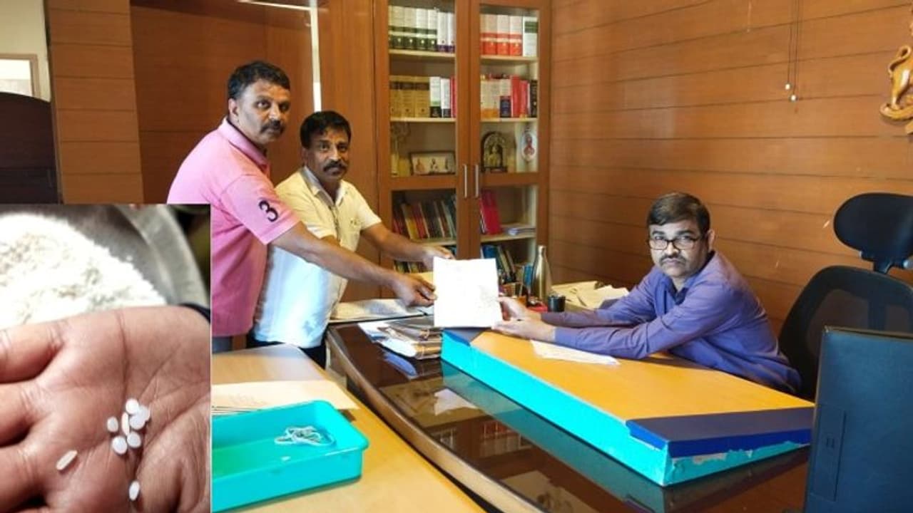 ಬಿಸಿಯೂಟದ ಅಕ್ಕಿಯಲ್ಲಿ ಪ್ಲಾಸ್ಟಿಕ್ ಮಣಿಗಳ ಮಿಶ್ರಣ, ನೀರಿಗೆ ಹಾಕಿದರೆ ತೇಲುವ, ಬೆಂಕಿ ಹಚ್ಚಿದರೆ ಉರಿಯುವ ಮಣಿಗಳು! ಬಿಸಿಯೂಟದ ಅಕ್ಕಿಯಲ್ಲಿ ಪ್ಲಾಸ್ಟಿಕ್ ಮಣಿಗಳ ಮಿಶ್ರಣ, ನೀರಿಗೆ ಹಾಕಿದರೆ ತೇಲುವ, ಬೆಂಕಿ ಹಚ್ಚಿದರೆ ಉರಿಯುವ ಮಣಿಗಳು!