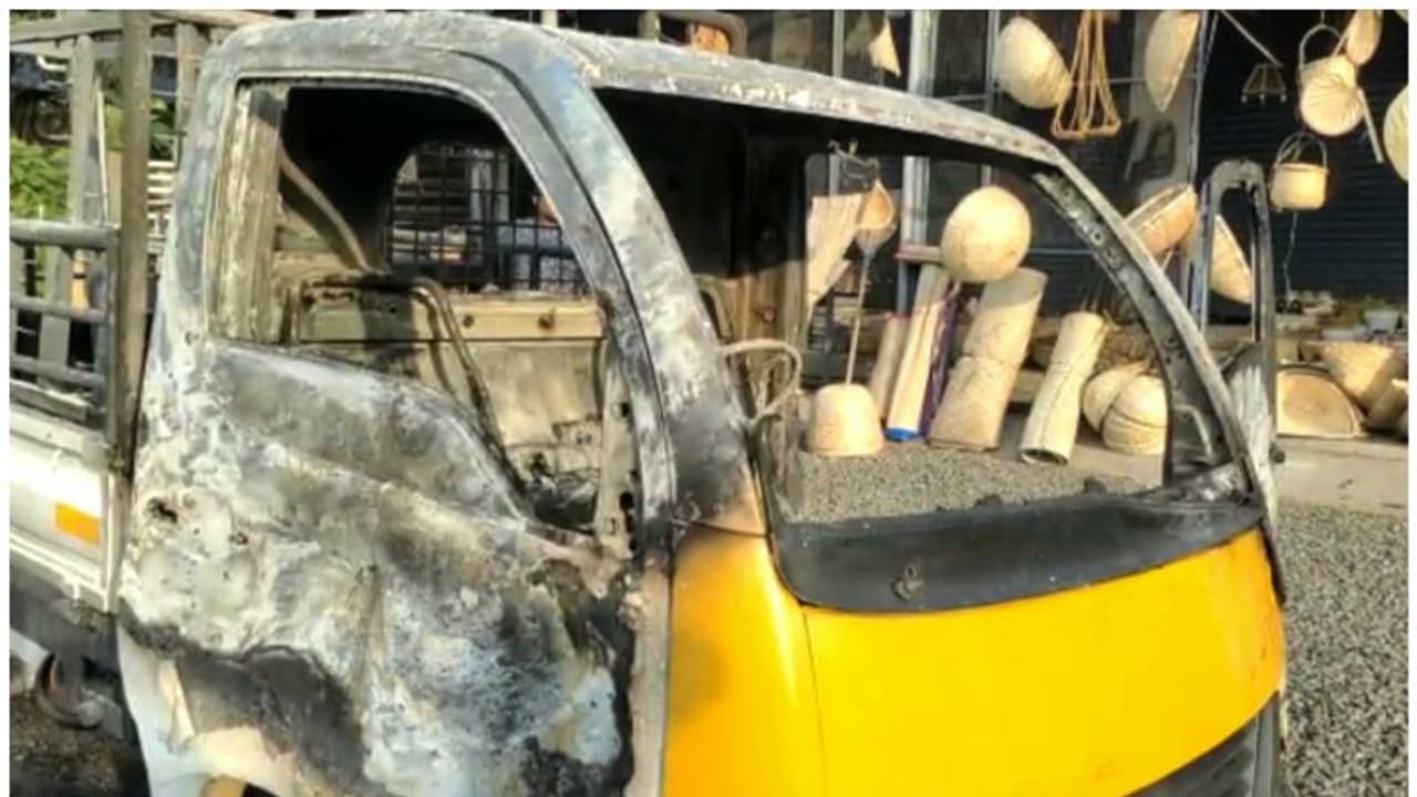 പാലക്കാട്ട് ഓടിക്കൊണ്ടിരിക്കെ വാഹനം പെട്രോൾ പമ്പിന് സമീപത്ത് വെച്ച് കത്തി, വൻ അപകടമൊഴിവായി പാലക്കാട്ട് ഓടിക്കൊണ്ടിരിക്കെ വാഹനം പെട്രോൾ പമ്പിന് സമീപത്ത് വെച്ച് കത്തി, വൻ അപകടമൊഴിവായി