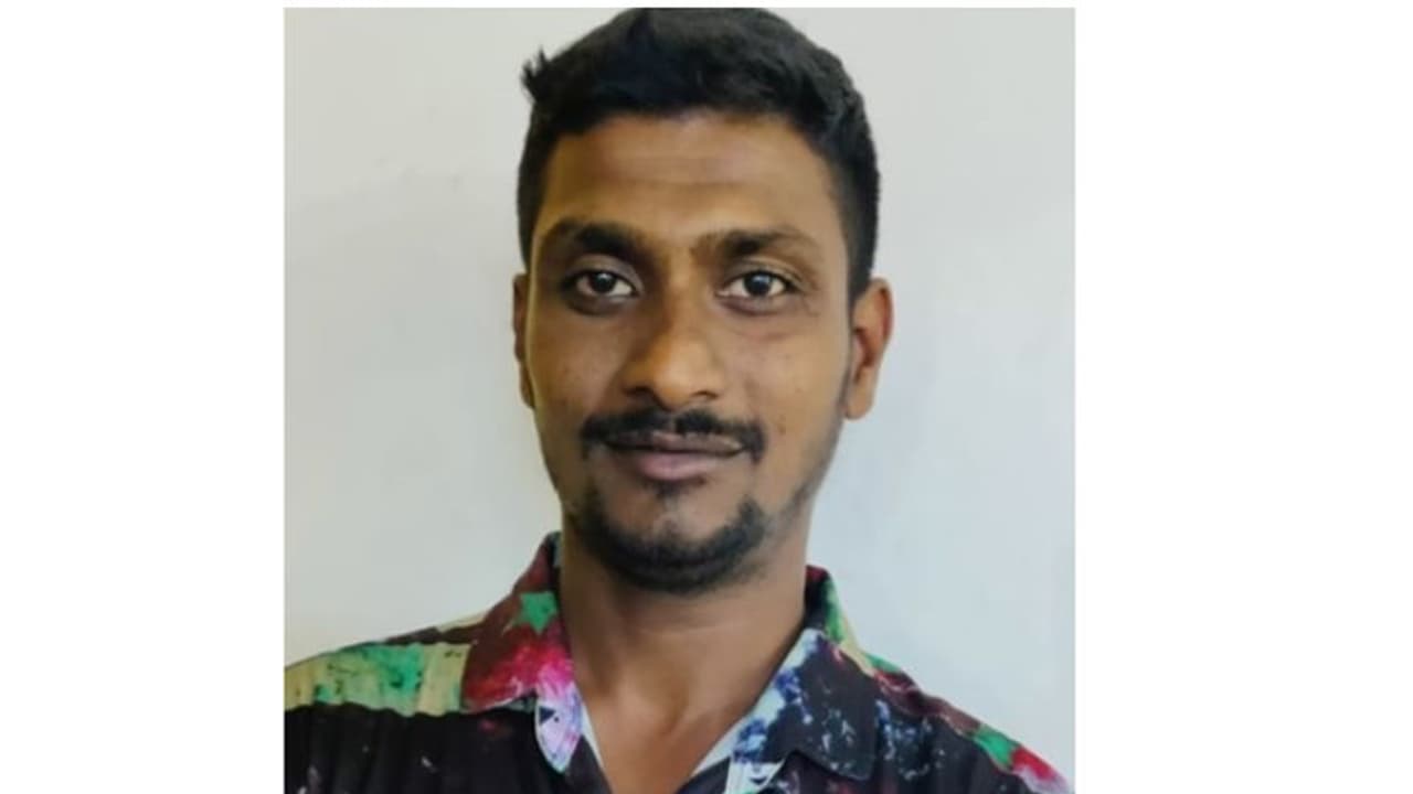 വഴിയരികിൽ വച്ചിരുന്ന സ്കൂട്ടറില് നിന്ന് 'നൈസായി' മൊബൈല് അടിച്ചുമാറ്റി; കുടുങ്ങിയ വഴി ഇങ്ങനെ വഴിയരികിൽ വച്ചിരുന്ന സ്കൂട്ടറില് നിന്ന് 'നൈസായി' മൊബൈല് അടിച്ചുമാറ്റി; കുടുങ്ങിയ വഴി ഇങ്ങനെ