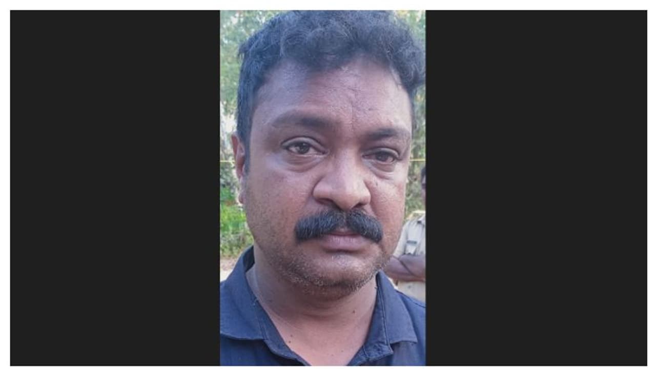 കസേരയിൽ രഹസ്യ അറ നിർമിച്ച് അനധികൃത മദ്യ വിൽപന; യുവാവ് അറസ്റ്റിൽ കസേരയിൽ രഹസ്യ അറ നിർമിച്ച് അനധികൃത മദ്യ വിൽപന; യുവാവ് അറസ്റ്റിൽ