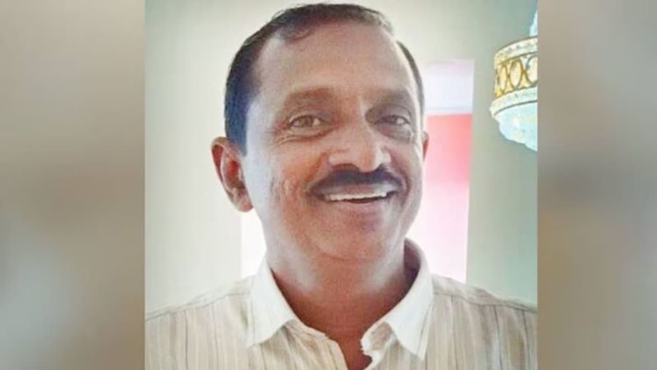 കൈക്കൂലിയായി രണ്ടായിരം രൂപയും മദ്യക്കുപ്പിയും; ഗ്രേഡ് എസ്ഐ കൈയോടെ വിജിലൻസ് പിടിയിൽ കൈക്കൂലിയായി രണ്ടായിരം രൂപയും മദ്യക്കുപ്പിയും; ഗ്രേഡ് എസ്ഐ കൈയോടെ വിജിലൻസ് പിടിയിൽ