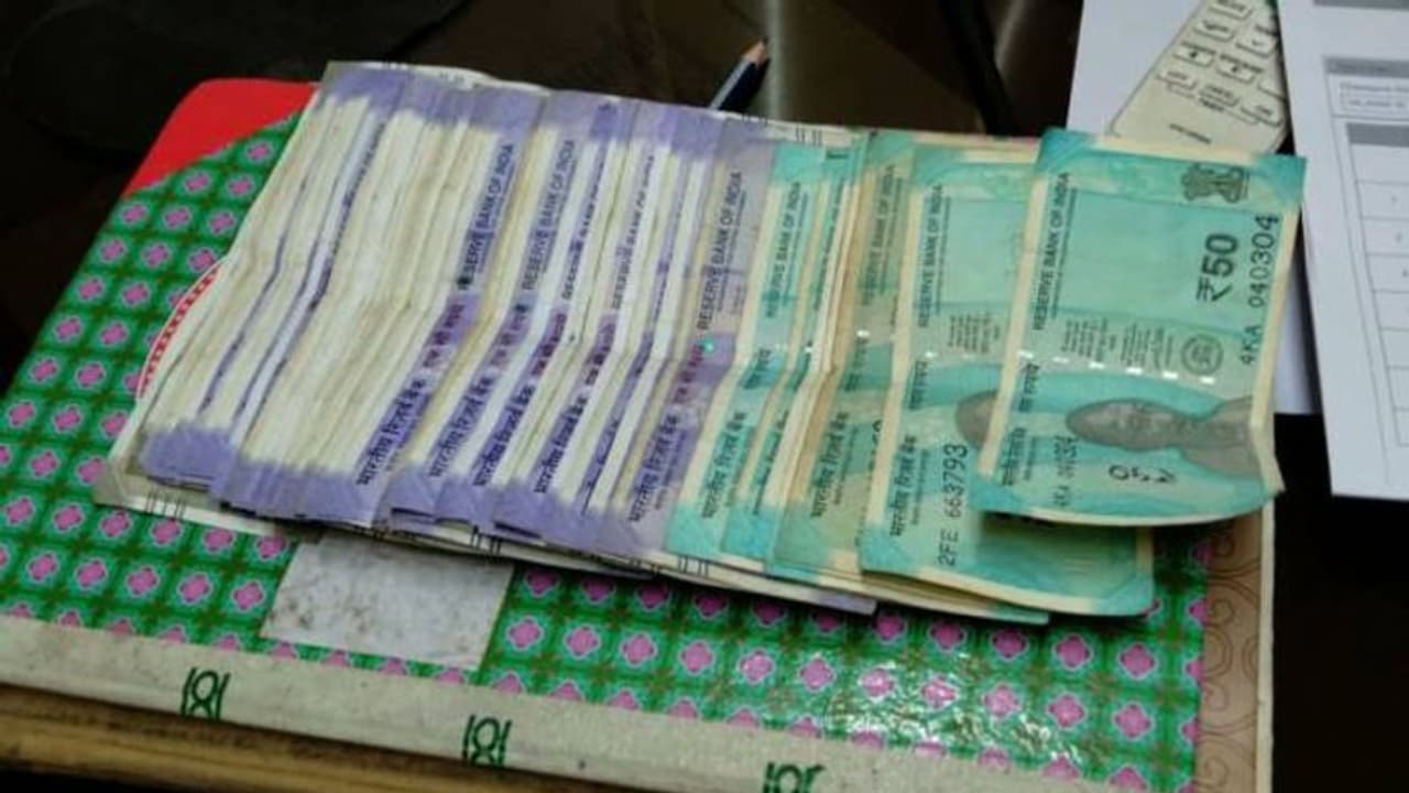 വാളയാർ ചെക്ക് പോസ്റ്റിൽ കണക്കിൽപ്പെടാത്ത പണം; പിടികൂടി വിജിലൻസ് 