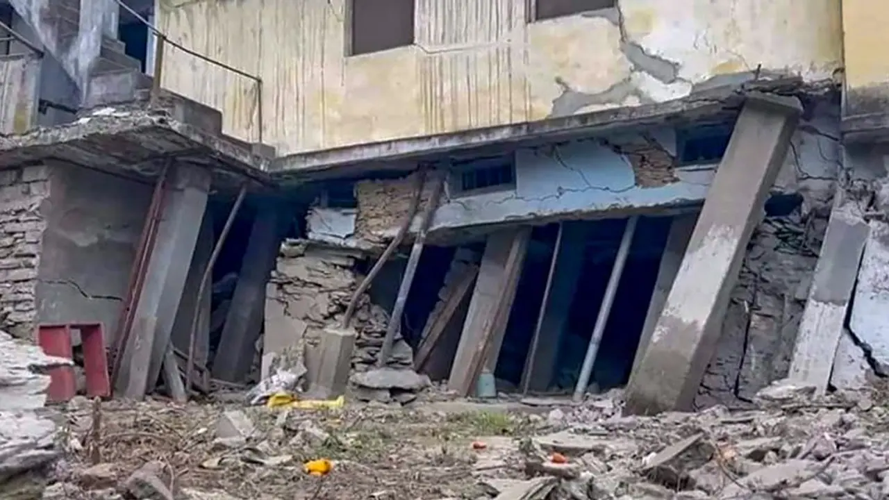 ಜೋಶಿಮಠದ ಕುರಿತು ಹೇಳಿಕೆ ನೀಡುವಂತಿಲ್ಲ: ಸರ್ಕಾರಿ ಅಧಿಕಾರಿಗೆಳಿಗೆ ಕೇಂದ್ರ ತಾಕೀತು ಜೋಶಿಮಠದ ಕುರಿತು ಹೇಳಿಕೆ ನೀಡುವಂತಿಲ್ಲ: ಸರ್ಕಾರಿ ಅಧಿಕಾರಿಗೆಳಿಗೆ ಕೇಂದ್ರ ತಾಕೀತು