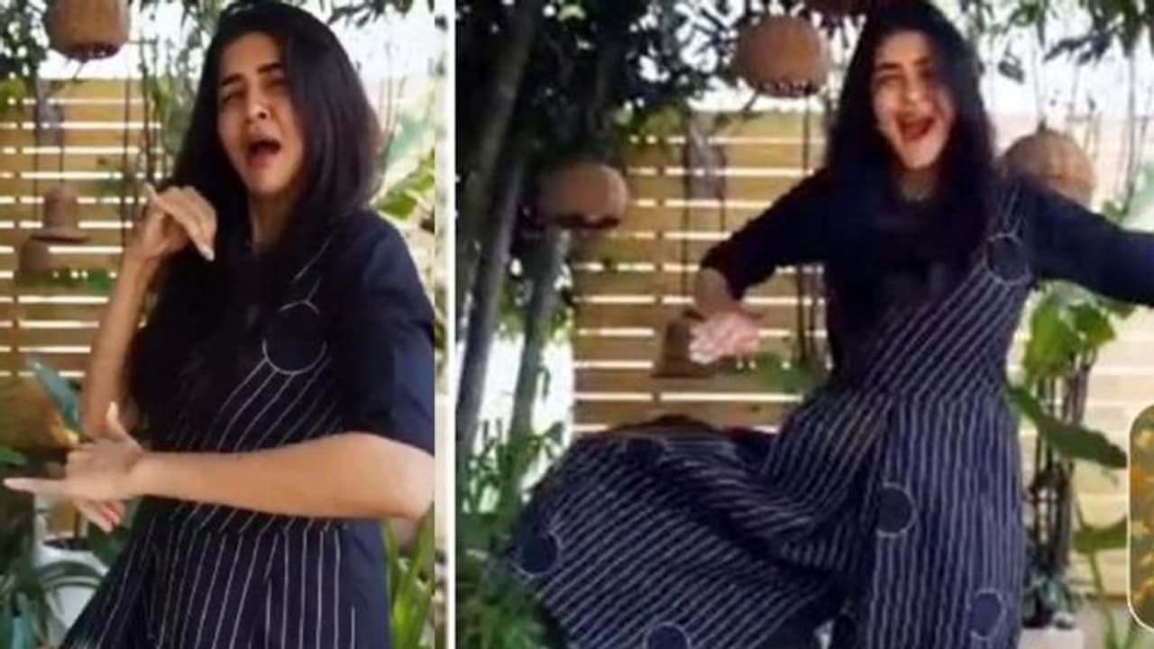 వీరసింహారెడ్డిలో బాలయ్య పాటకు మంచు లక్ష్మీ మాస్ డాన్స్.. వీడియో వైరల్ వీరసింహారెడ్డిలో బాలయ్య పాటకు మంచు లక్ష్మీ మాస్ డాన్స్.. వీడియో వైరల్