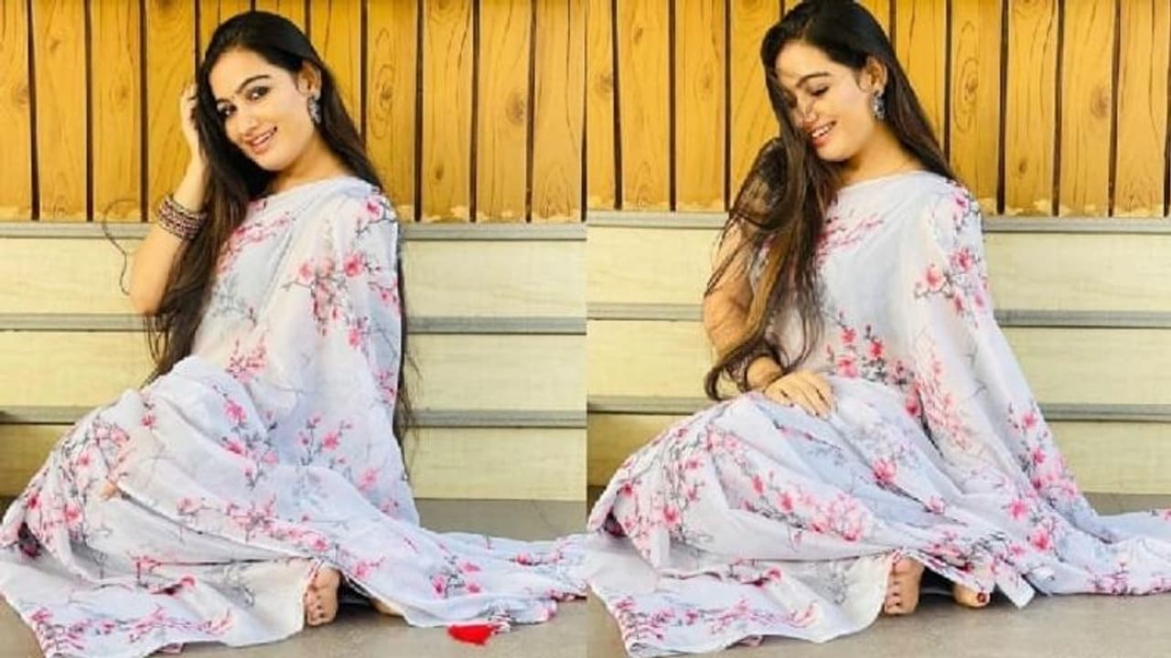 സിമ്പിൾ സാരിയിൽ സുന്ദരിയായി മാൻവി, ചിത്രങ്ങൾ പങ്കുവെച്ച് താരം സിമ്പിൾ സാരിയിൽ സുന്ദരിയായി മാൻവി, ചിത്രങ്ങൾ പങ്കുവെച്ച് താരം