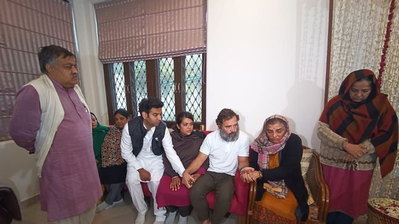 మాజీ మంత్రి శరద్ యాదవ్ కుటుంబాన్ని పరామర్శించిన రాహుల్ గాంధీ మాజీ మంత్రి శరద్ యాదవ్ కుటుంబాన్ని పరామర్శించిన రాహుల్ గాంధీ